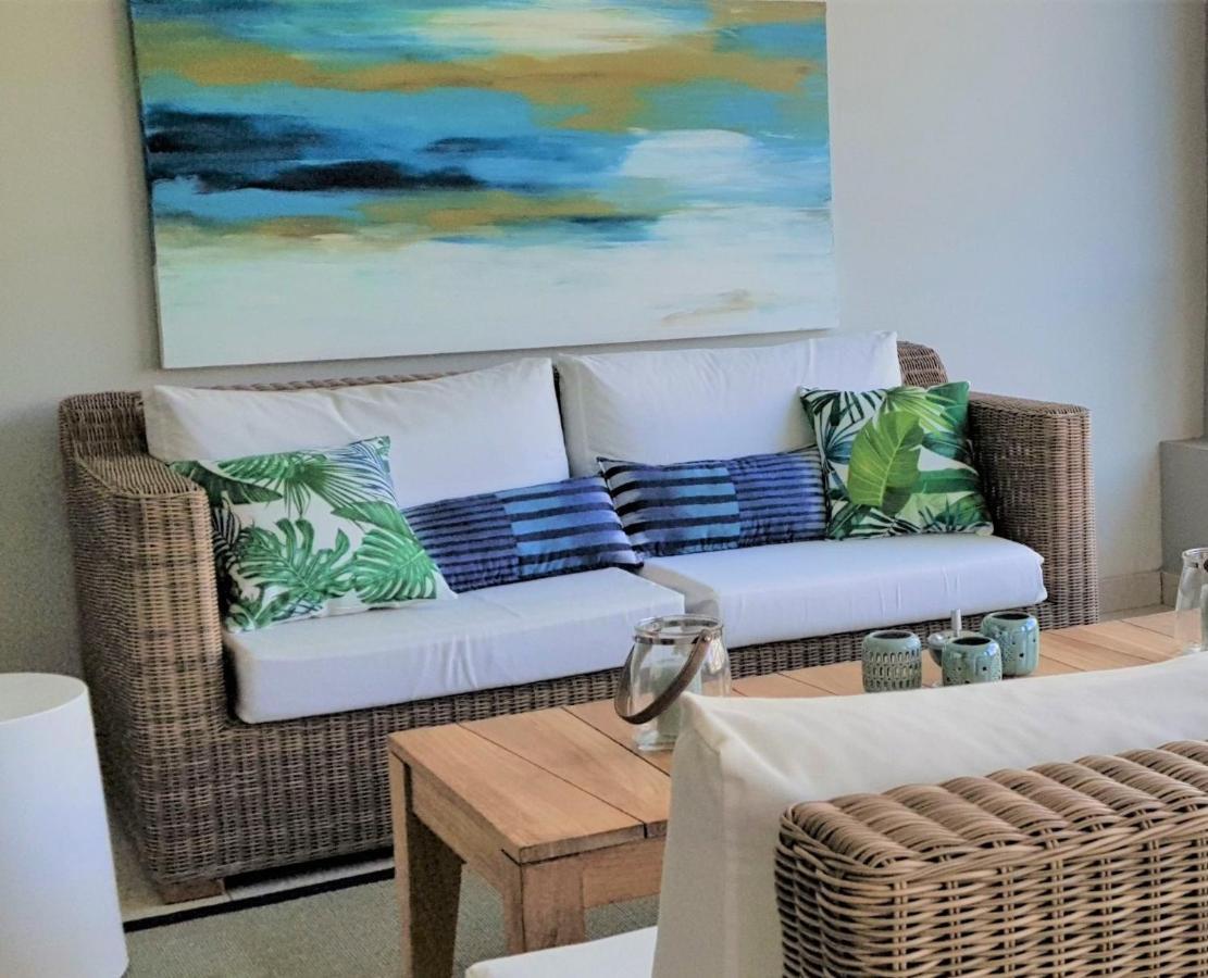 Beachwalk Deluxe Apartment - 50 Steps To The Beach カップ・マルールー エクステリア 写真