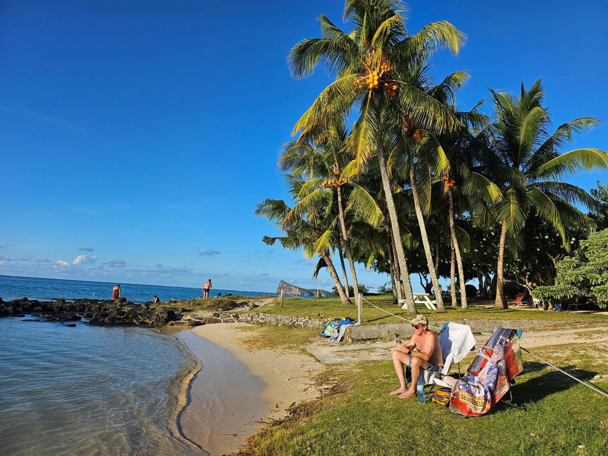 Beachwalk Deluxe Apartment - 50 Steps To The Beach カップ・マルールー エクステリア 写真