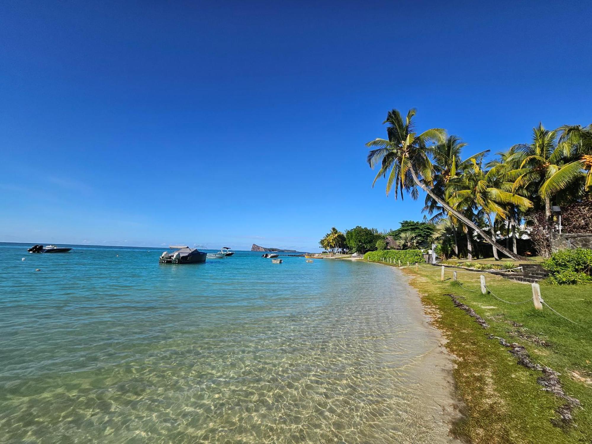 Beachwalk Deluxe Apartment - 50 Steps To The Beach カップ・マルールー エクステリア 写真